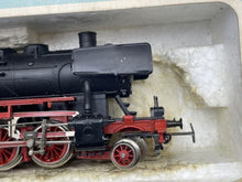 Load image into Gallery viewer, Marklin 33840 DB 50 2448 Kabinentender Ep.3 Delta digital side view of the steam locomotive highlighting the smokestack.