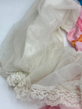 Carica l'immagine nel visualizzatore di Gallery, Close-up of the pink dress neckline with colorful pattern and ruffled collar.