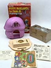Carica l'immagine nel visualizzatore di Gallery, Front view of 1980s Mattel Smurfs Smurfette’s House Puffi Parlanti packaging