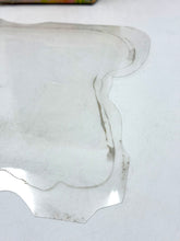 Carica l'immagine nel visualizzatore di Gallery, Close-up detail of the clear plastic base showing smooth surface and curved edges.
