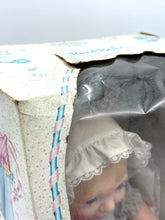 Carica l'immagine nel visualizzatore di Gallery, Bambola Hasbro Real Baby Boy del 1985 di Judith Turner, nuova, vecchia scorta