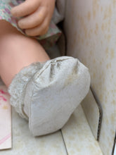 Carica l'immagine nel visualizzatore di Gallery, Bambola Hasbro Real Baby Boy del 1985 di Judith Turner, nuova, vecchia scorta