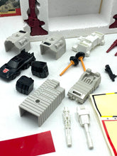 Load image into Gallery viewer, alt="Accessori originali inclusi nel Transformers Metroplex 1985 – Hasbro Takara"