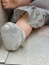Carica l'immagine nel visualizzatore di Gallery, Bambola Hasbro Real Baby Boy del 1985 di Judith Turner, nuova, vecchia scorta