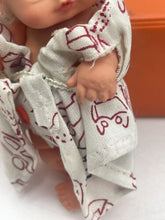 Carica l'immagine nel visualizzatore di Gallery, FURGA AUTO-BABY Mini Doll close-up of hand showing printed dress