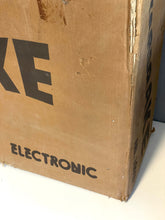 Load image into Gallery viewer, 1978 stardrake pinball detail of corner damage on cardboard box