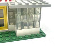 Carica l'immagine nel visualizzatore di Gallery, Detail view of the LEGO Shell Station showcasing the transparent wall and green base.