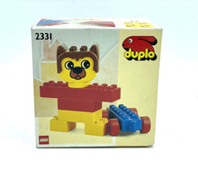 Carica l'immagine nel visualizzatore di Gallery, LEGO Duplo Barney Skateboard Bear Set packaging featuring colorful blocks and cartoon lion design.