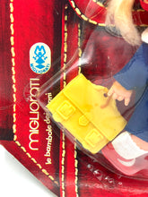 Carica l'immagine nel visualizzatore di Gallery, Detail close-up of the small yellow accessory included with the doll.