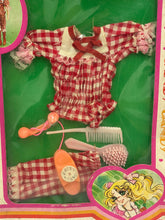 Carica l'immagine nel visualizzatore di Gallery, Polistil red checkered outfit close-up detail featuring hair accessories.