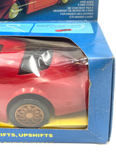 Carica l'immagine nel visualizzatore di Gallery, Close-up view of the packaging corner of the red toy car.