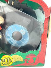 Carica l'immagine nel visualizzatore di Gallery, Effe Bambole Franca detail shot of the doll packaging showing character detail and visible accessories.