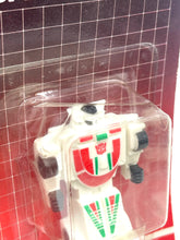Carica l'immagine nel visualizzatore di Gallery, Close-up detail of the Transformers toy showing visible features and packaging glare.