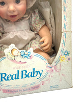 Carica l'immagine nel visualizzatore di Gallery, Bambola Hasbro Real Baby Boy del 1985 di Judith Turner, nuova, vecchia scorta