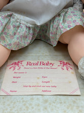 Carica l'immagine nel visualizzatore di Gallery, Bambola Hasbro Real Baby Boy del 1985 di Judith Turner, nuova, vecchia scorta