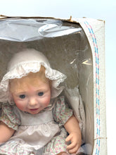 Carica l'immagine nel visualizzatore di Gallery, Bambola Hasbro Real Baby Boy del 1985 di Judith Turner, nuova, vecchia scorta