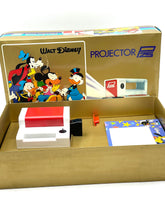 Load image into Gallery viewer, Proiettore Anni 70 Mupi Projector P25 Disney Disneyana Gold Box new old stock