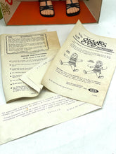 Carica l'immagine nel visualizzatore di Gallery, Bambola Ideal Toy Giggles del 1967 nuova, vecchia scorta