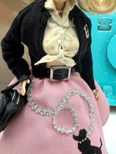Carica l'immagine nel visualizzatore di Gallery, Barbie Nifty anni '50 – Le grandi mode del XX secolo, bambola da collezione (2000)