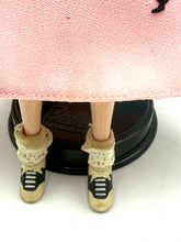 Carica l'immagine nel visualizzatore di Gallery, Barbie Nifty anni '50 – Le grandi mode del XX secolo, bambola da collezione (2000)