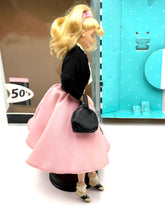 Carica l'immagine nel visualizzatore di Gallery, Barbie Nifty anni '50 – Le grandi mode del XX secolo, bambola da collezione (2000)