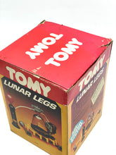 Carica l'immagine nel visualizzatore di Gallery, Tomy 1982 Space Pets Robot con gambe allungabili Stoomdorm nuovo vecchio stock