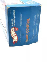 Carica l'immagine nel visualizzatore di Gallery, 1981 Hot Wheels Radio Control Six Way Hauler Semi Truck 5051 Mattel