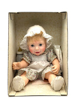 Carica l&#39;immagine nel visualizzatore di Gallery, Bambola Hasbro Real Baby Boy del 1985 di Judith Turner, nuova, vecchia scorta
