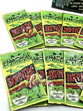 Load image into Gallery viewer, Close-up detail of SKIFILTOR SKIFOVERMI 2 snack packets showcasing branding and colors.
