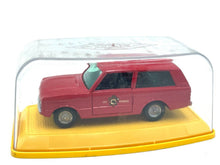 Load image into Gallery viewer, Front view of Pilen 549 Range Rover Fire Bomberos model in clear display case.
