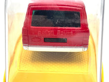 Load image into Gallery viewer, Rear view of vintage Pilen 549 Range Rover Fire Bomberos model in transparent packaging.
