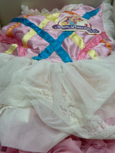 Carica l'immagine nel visualizzatore di Gallery, Close-up detail of the colorful dress showing ruffled sleeves and slight dust.
