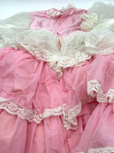 Carica l'immagine nel visualizzatore di Gallery, Detail close-up of pink dress with lace accents and ruffled collar.
