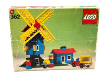 Carica l'immagine nel visualizzatore di Gallery, LEGO 362 LEGOLAND Windmill 1975 front view of boxed set
