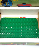 Carica l'immagine nel visualizzatore di Gallery, Top view of green baseplate with grid pattern
