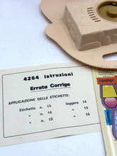 Carica l'immagine nel visualizzatore di Gallery, Close-up of the instruction manual with text instructions and illustrations
