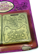Carica l'immagine nel visualizzatore di Gallery, Close-up detail of a single gold decorative stamp with intricate engraving.
