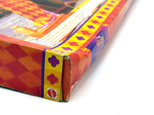 Carica l'immagine nel visualizzatore di Gallery, Close-up detail of the corner of the packaging featuring decorative border and colorful design.
