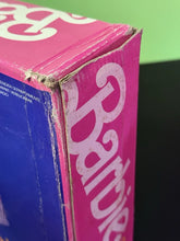 Carica l'immagine nel visualizzatore di Gallery, Detail close-up of the corner of the Barbie box showing logo.
