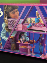 Carica l'immagine nel visualizzatore di Gallery, Mattel Barbie Suncharm Chalet packaging detail showcasing interactive features.
