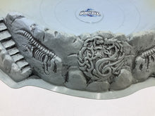 Carica l'immagine nel visualizzatore di Gallery, DINOFROZ arena base playset detail close-up displaying intricate design and textured surface in gray and blue.
