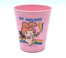 Carica l'immagine nel visualizzatore di Gallery, Vintage Sanrio My Melody plastic glass front view showcasing character design and rainbow pattern.
