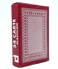 Carica l'immagine nel visualizzatore di Gallery, Side view of the red playing cards displaying a detailed pattern and brand logo.

