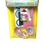 Carica l'immagine nel visualizzatore di Gallery, Back view of the Mattel Poochie badge set with game instructions and colorful graphics.
