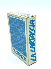 Carica l'immagine nel visualizzatore di Gallery, Mazzo Carte da Gioco 1979 La Cartaccia side view highlighting the blue playing cards with textured pattern.
