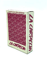 Carica l'immagine nel visualizzatore di Gallery, Mazzo carte da gioco 1979 La Cartaccia Salemi packaging view showcasing decorative pattern in red and cream.
