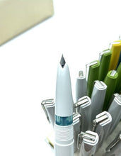 Carica l'immagine nel visualizzatore di Gallery, Close-up detail of the fine tips of the colored pens.

