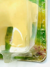 Carica l'immagine nel visualizzatore di Gallery, Detail close-up of the packaging edge of the yellow unicorn toy showing transparent plastic.
