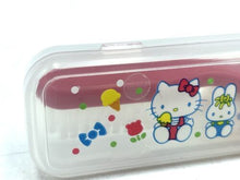 Carica l'immagine nel visualizzatore di Gallery, Hello Kitty toothbrush set close-up detail of the colorful pencil case design.
