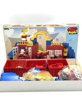 Carica l&#39;immagine nel visualizzatore di Gallery, 1995 LEGO Duplo Playset fire town 2693 new old stock
